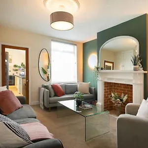 Stylish 4 Bed In W/parking Nottingham